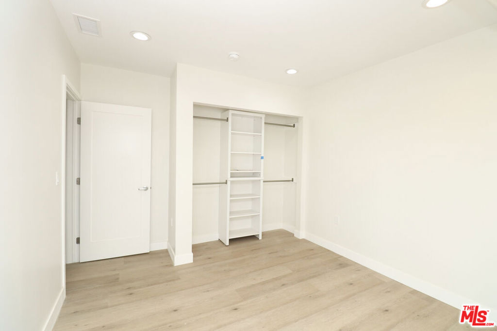 2739 S Budlong Avenue Property Photo 21
