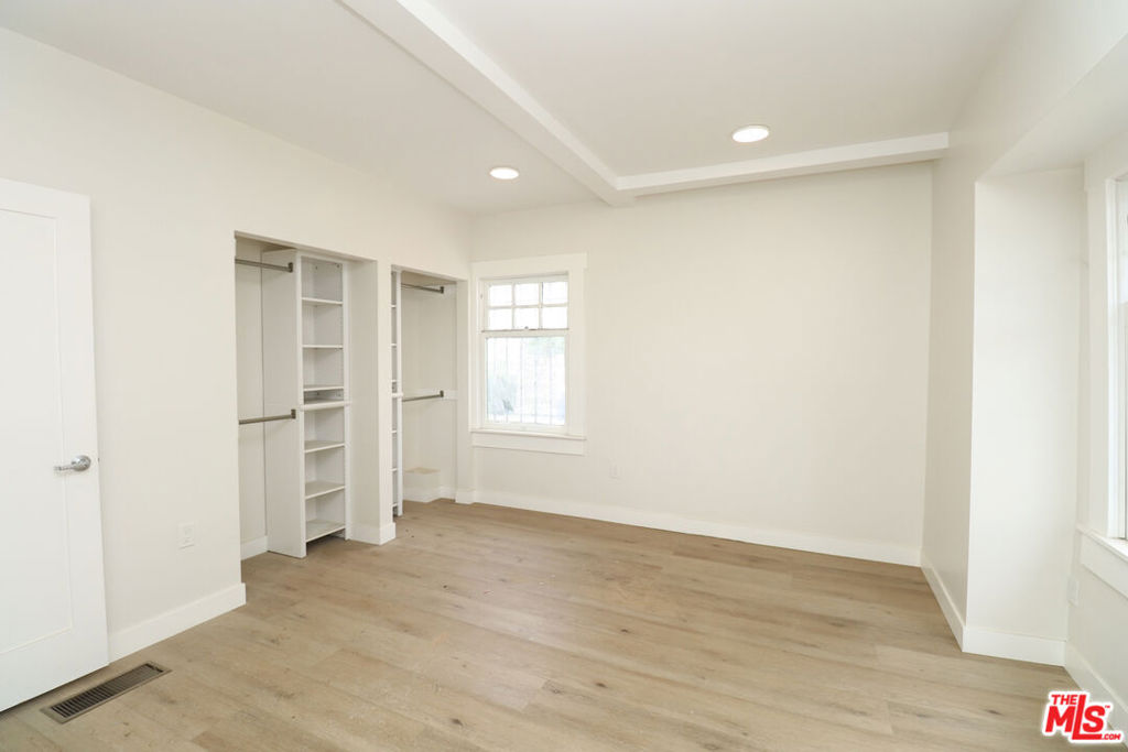 2739 S Budlong Avenue Property Photo 22