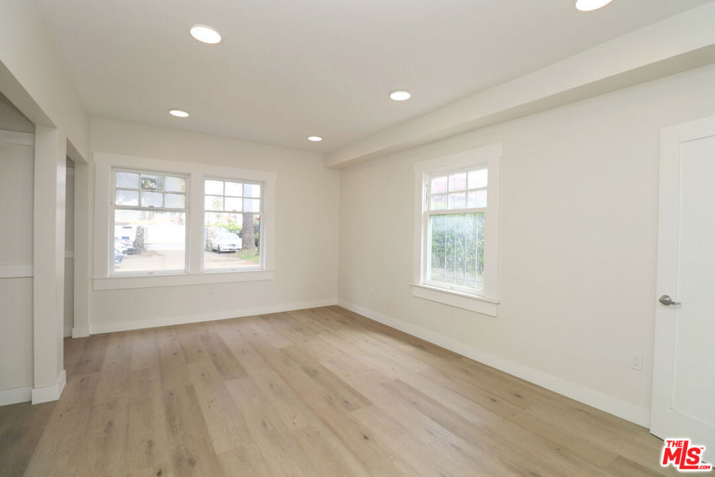 2739 S Budlong Avenue Property Photo 24