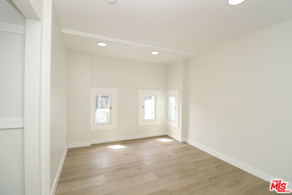 2739 S Budlong Avenue Property Photo 25
