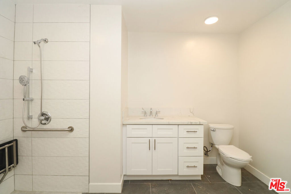 2739 S Budlong Avenue Property Photo 26