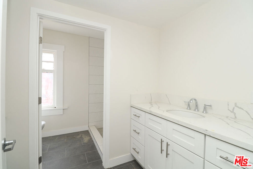 2739 S Budlong Avenue Property Photo 27