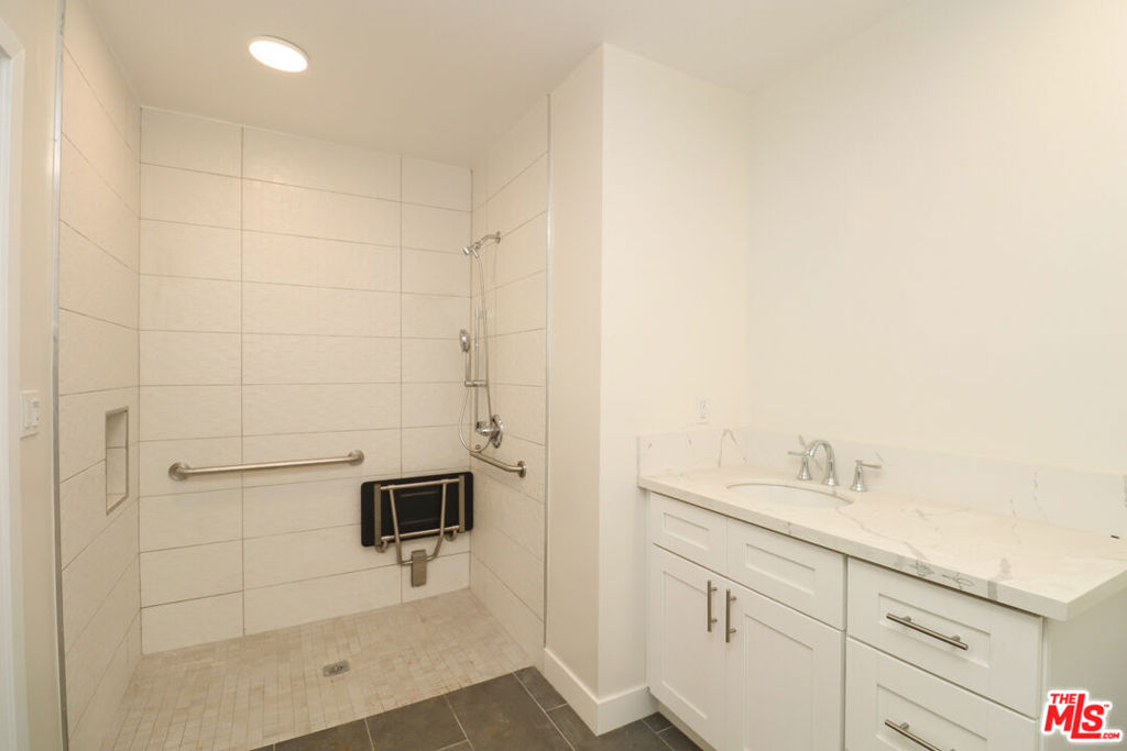 2739 S Budlong Avenue Property Photo 28