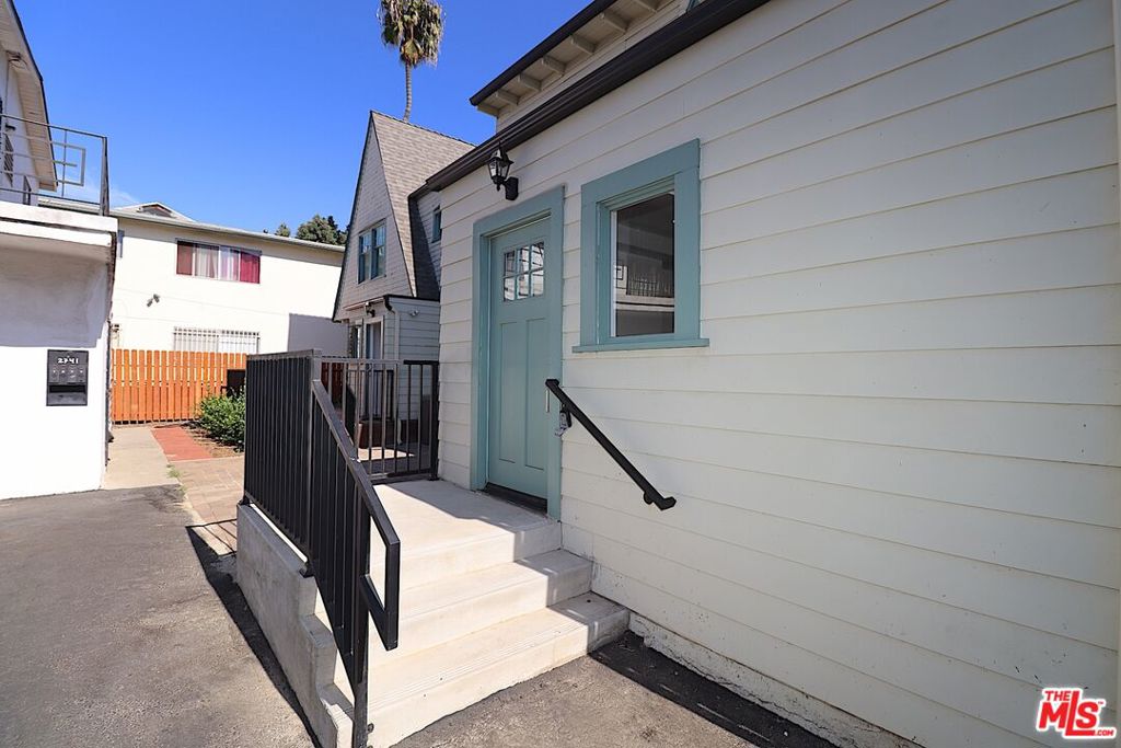 2739 S Budlong Avenue Property Photo 30