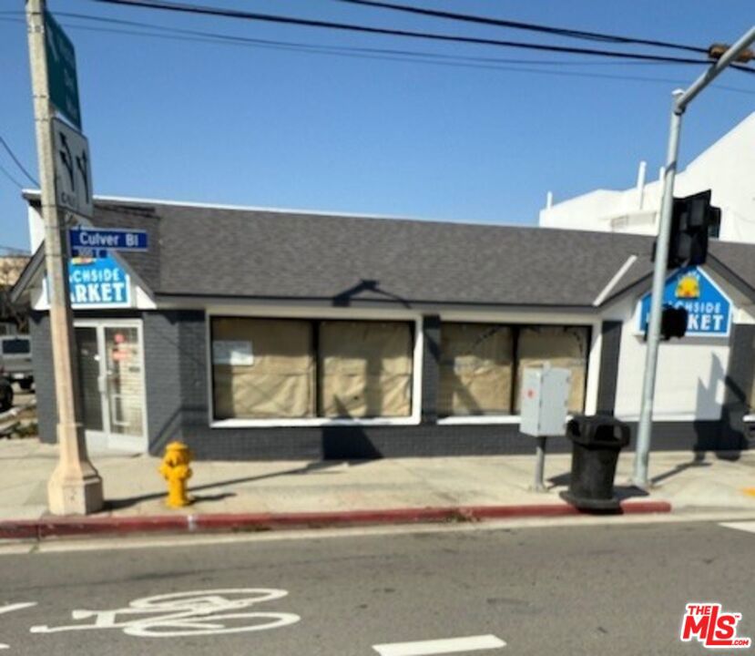 301 Culver Boulevard Property Photo 2