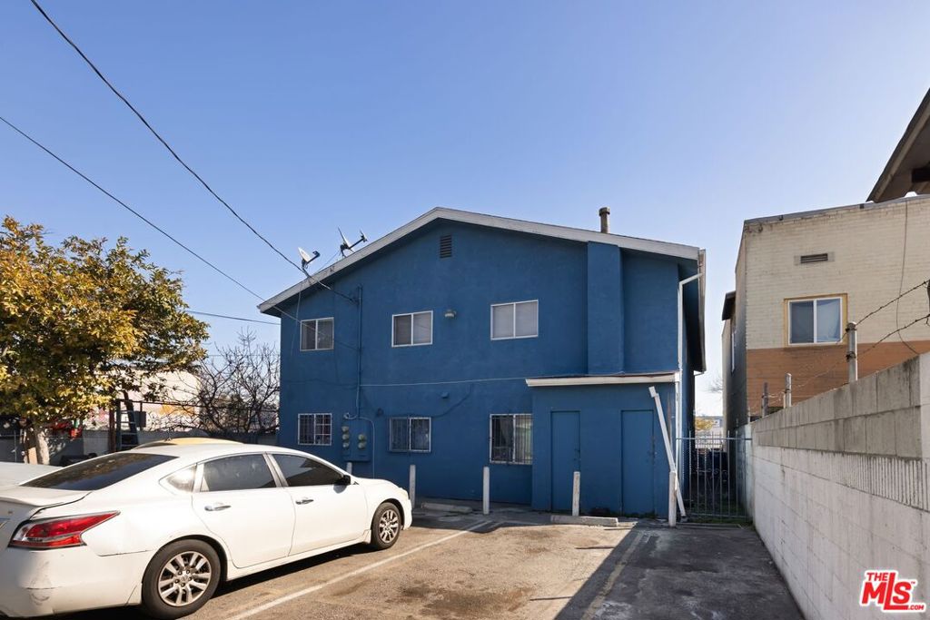 8925 S Broadway Property Photo 3