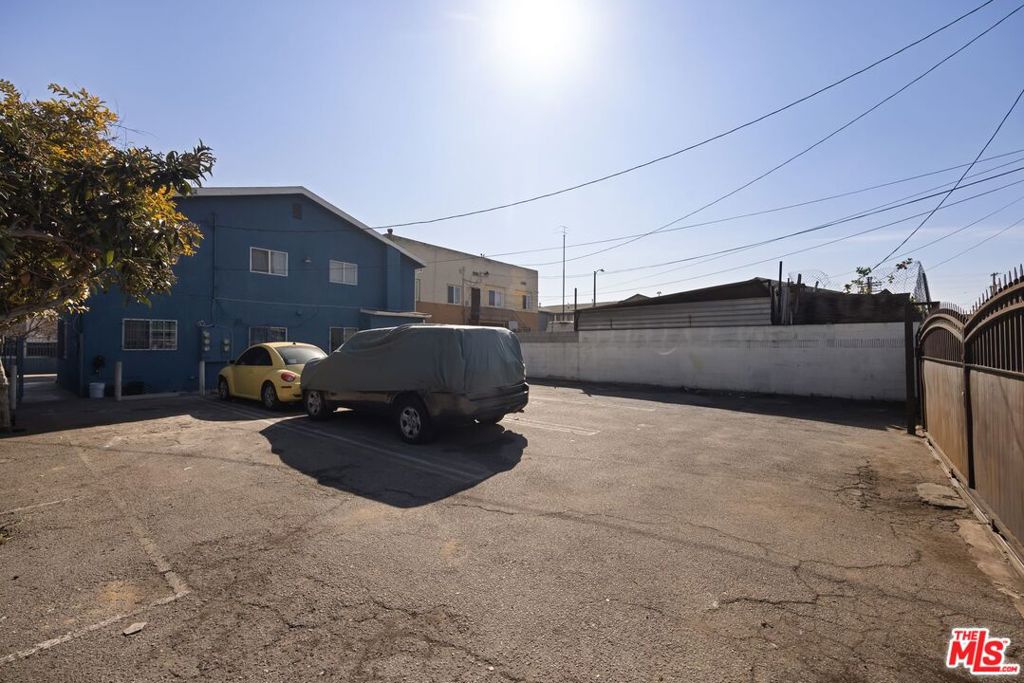 8925 S Broadway Property Photo 4