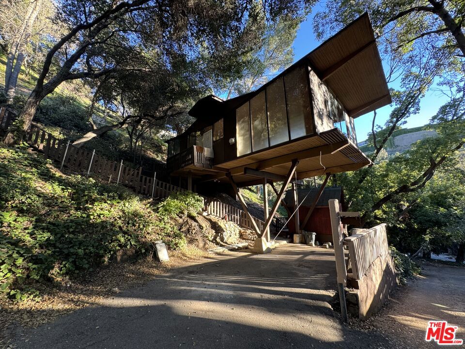821 N Beverly Glen Boulevard Property Photo