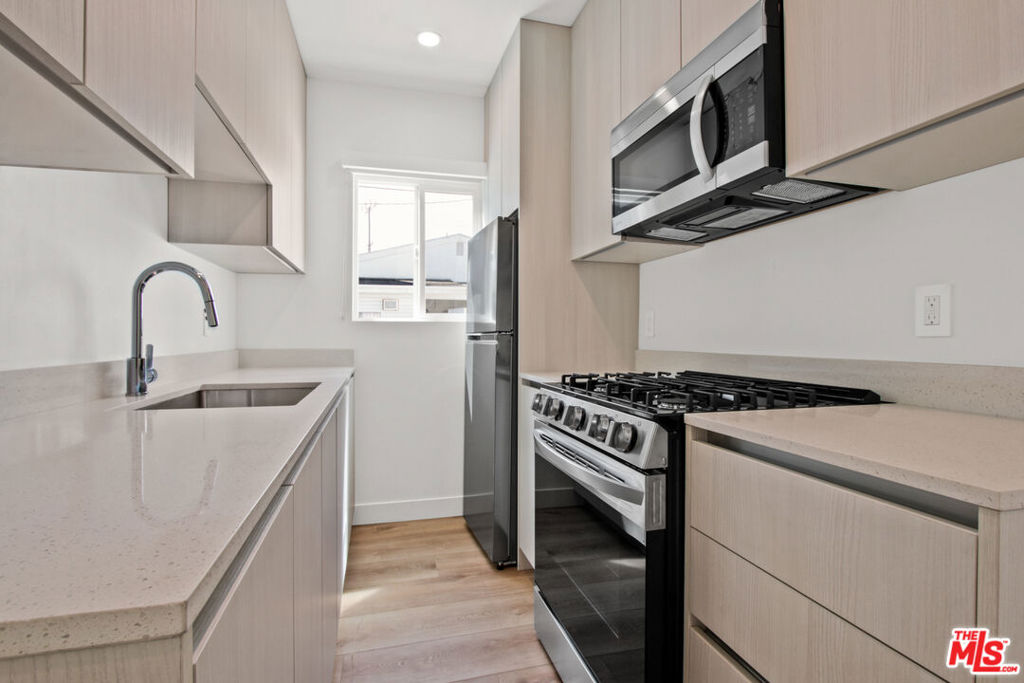 2539 1/2 S Cloverdale Avenue Property Photo
