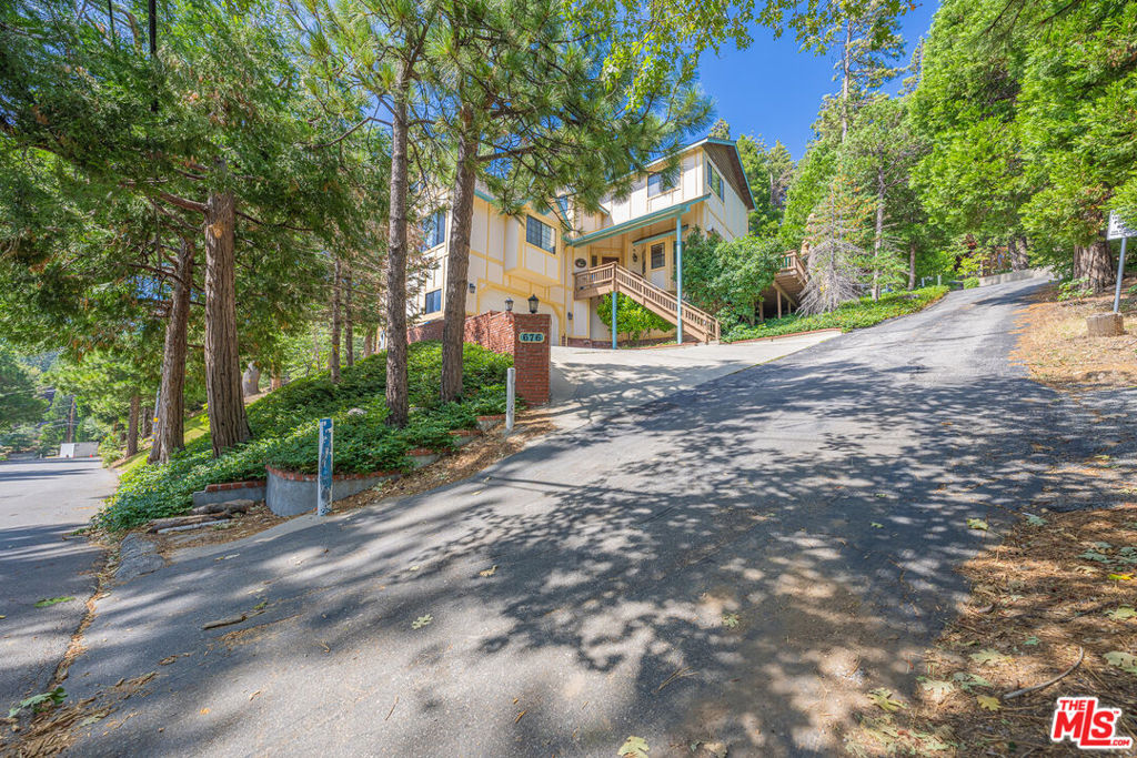 676 Zurich Drive Property Photo 3