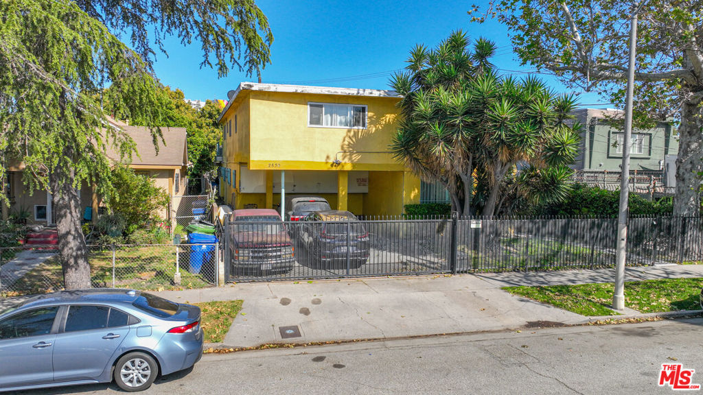 2530 S Sycamore Avenue Property Photo 2