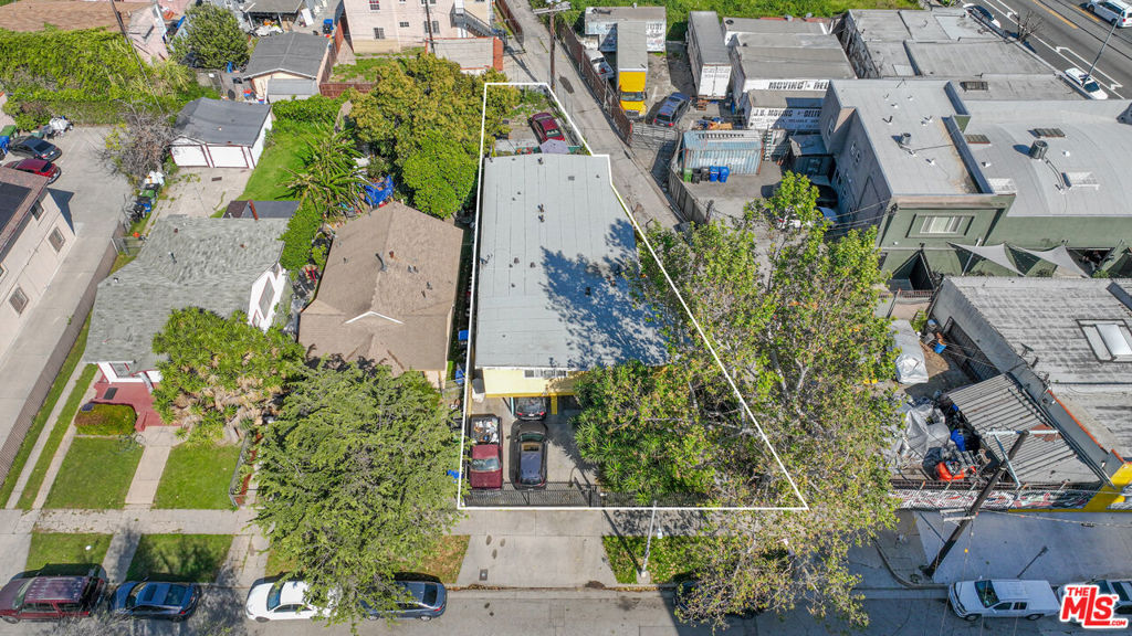 2530 S Sycamore Avenue Property Photo 3