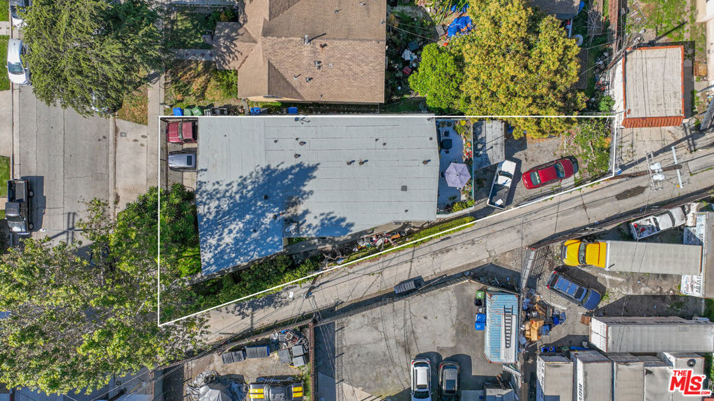 2530 S Sycamore Avenue Property Photo 4