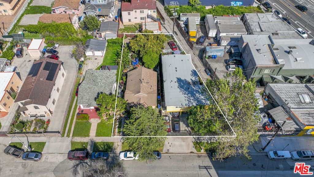 2530 S Sycamore Avenue Property Photo 6