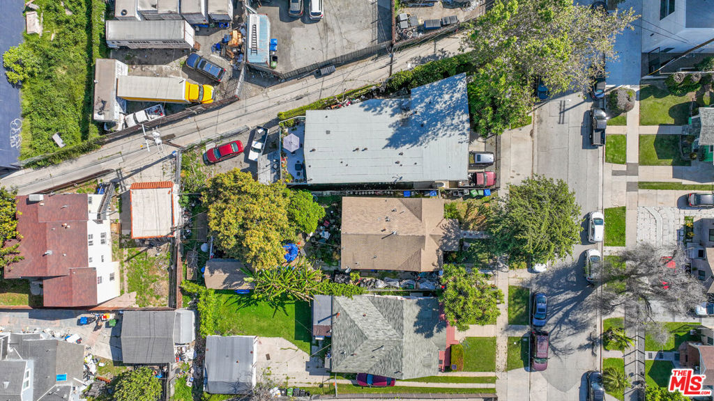 2530 S Sycamore Avenue Property Photo 7
