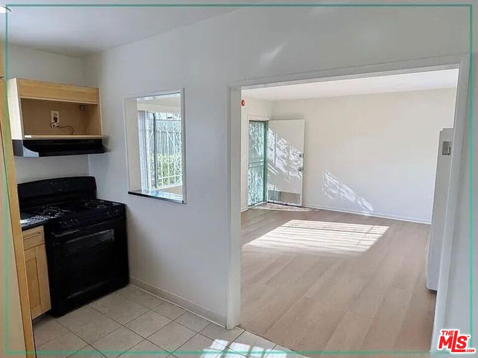 2530 S Sycamore Avenue Property Photo 8