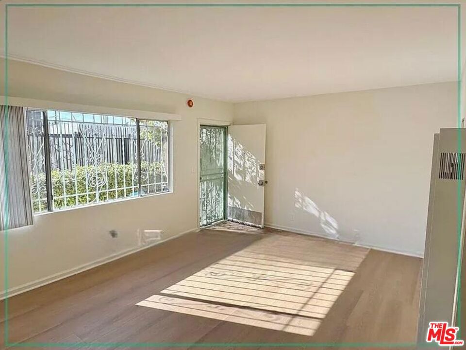 2530 S Sycamore Avenue Property Photo 9