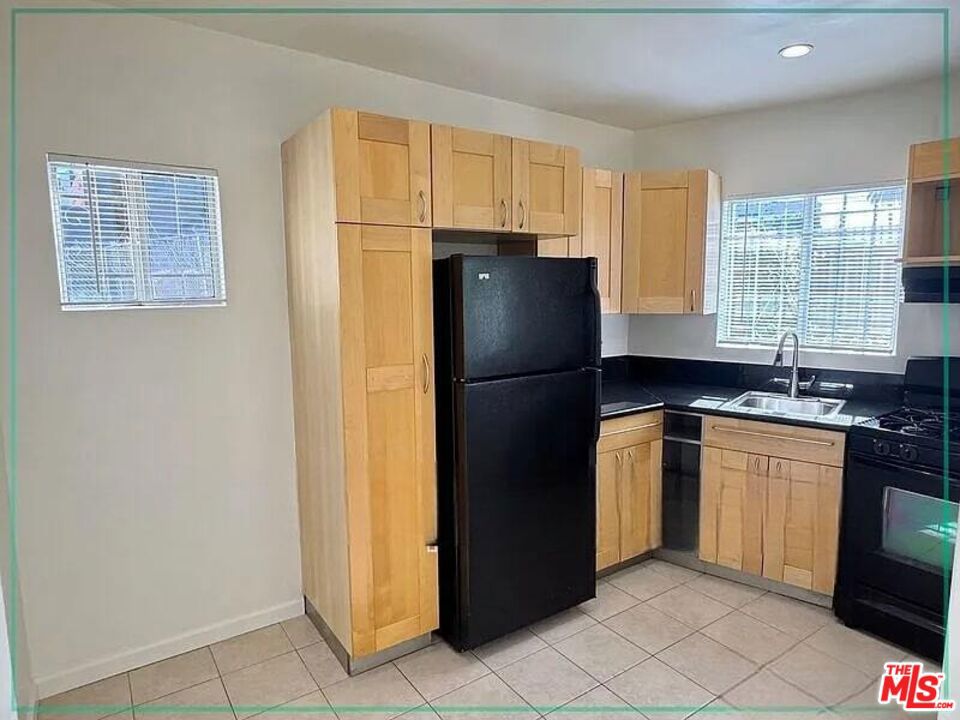 2530 S Sycamore Avenue Property Photo 11