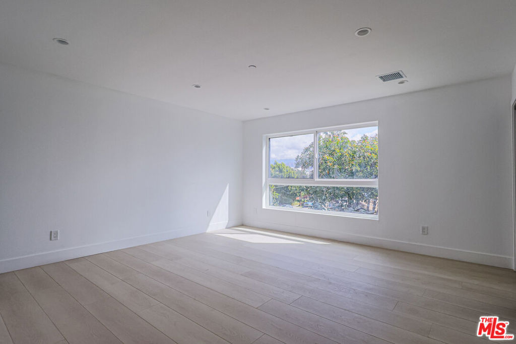 11810 Gilmore Street Property Photo 32