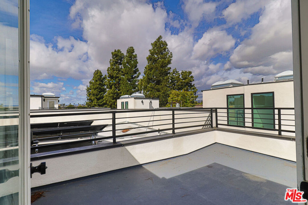 11810 Gilmore Street Property Photo 36