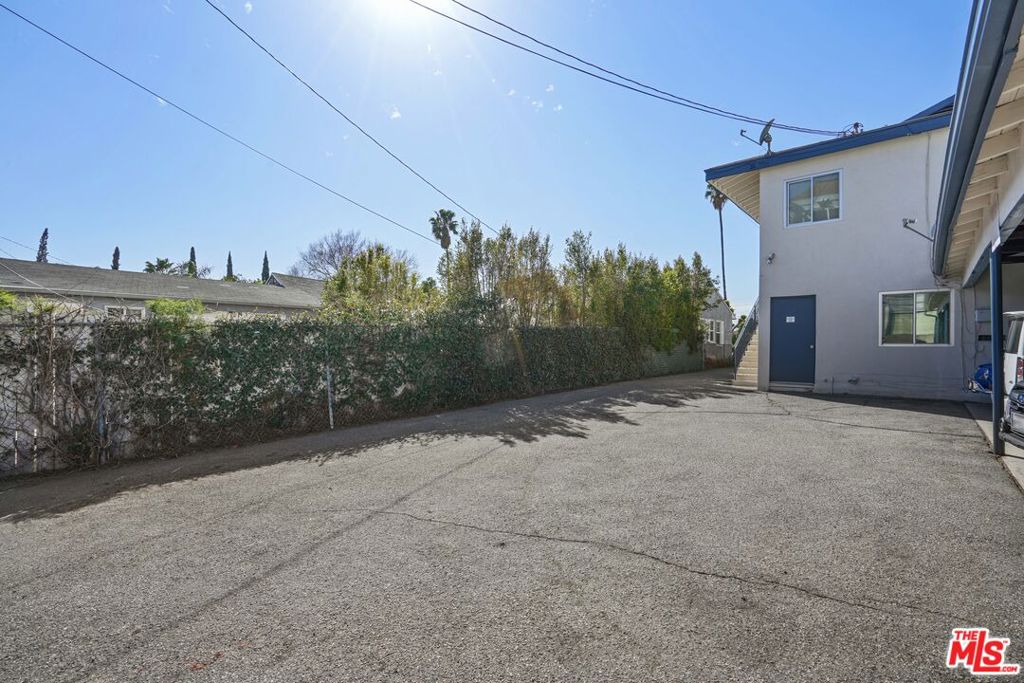 2250 N Frederic Street Property Photo 8