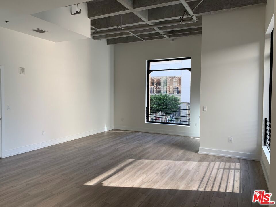 727 W 7th Street 307 Property Photo