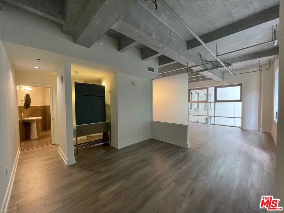 727 W 7th Street 815 Property Photo