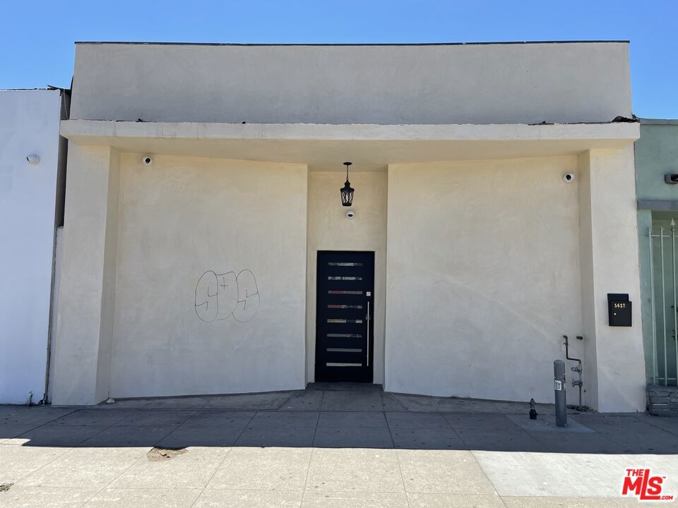 5627 Cahuenga Boulevard Property Photo