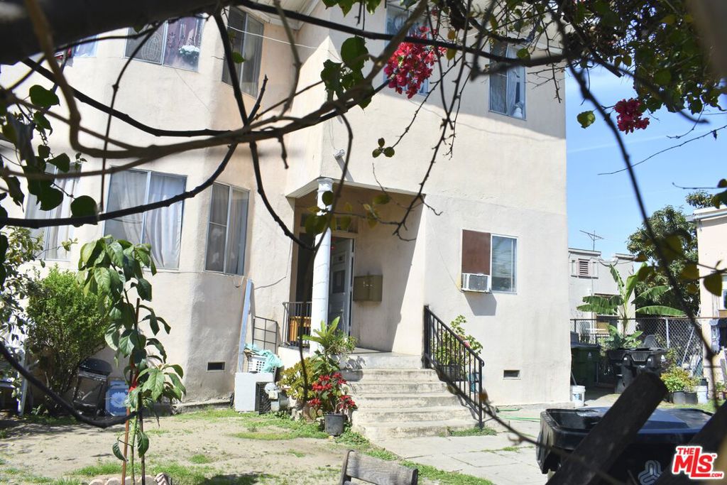 1627 S Burlington Avenue Property Photo 3