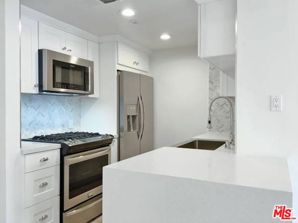 301 S Swall Drive 302 Property Photo