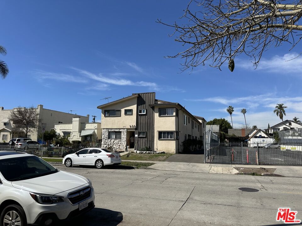 933 S Norton Avenue Property Photo 2