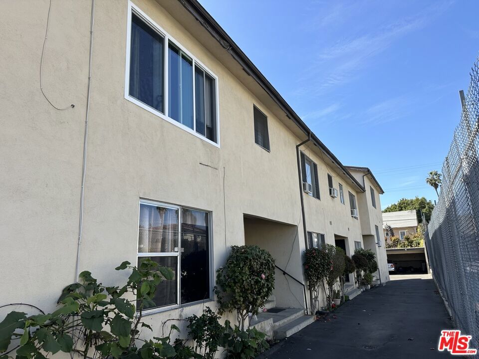 933 S Norton Avenue Property Photo 11