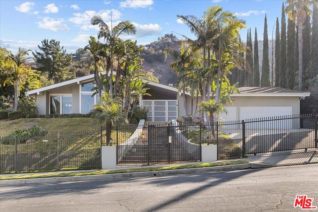 4060 Alonzo Avenue Property Photo