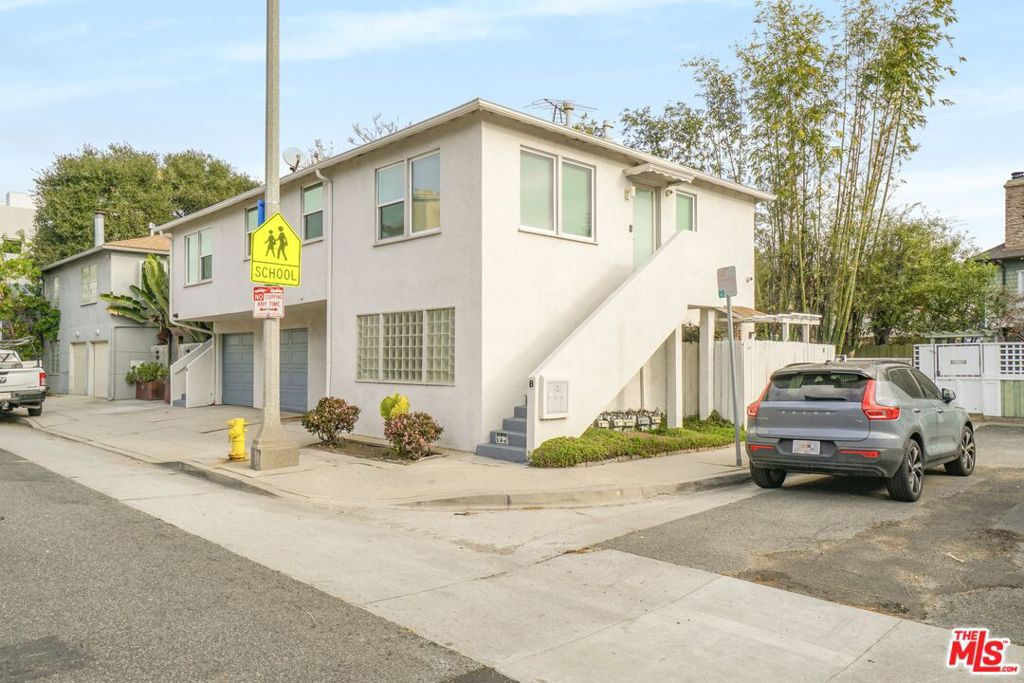 1423 Cloverfield Boulevard Property Photo 2
