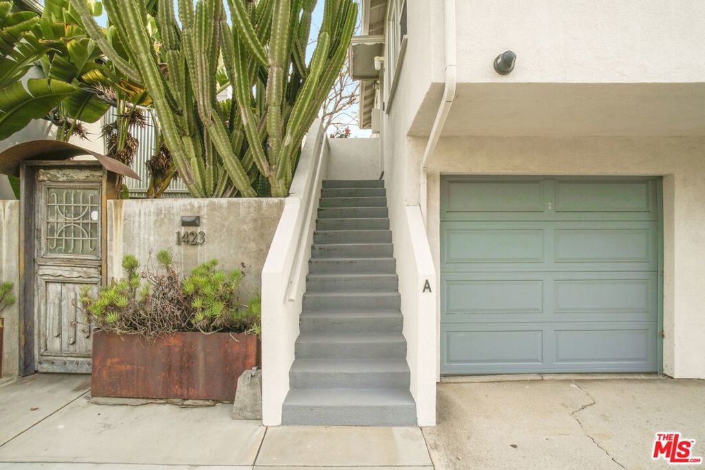 1423 Cloverfield Boulevard Property Photo 3