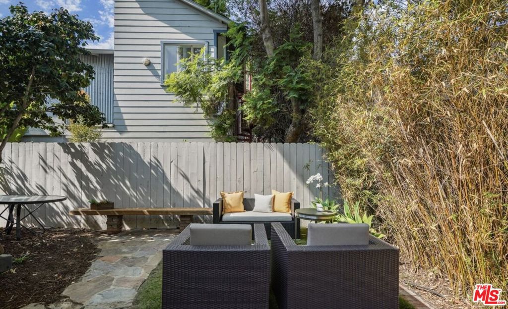 1423 Cloverfield Boulevard Property Photo 11
