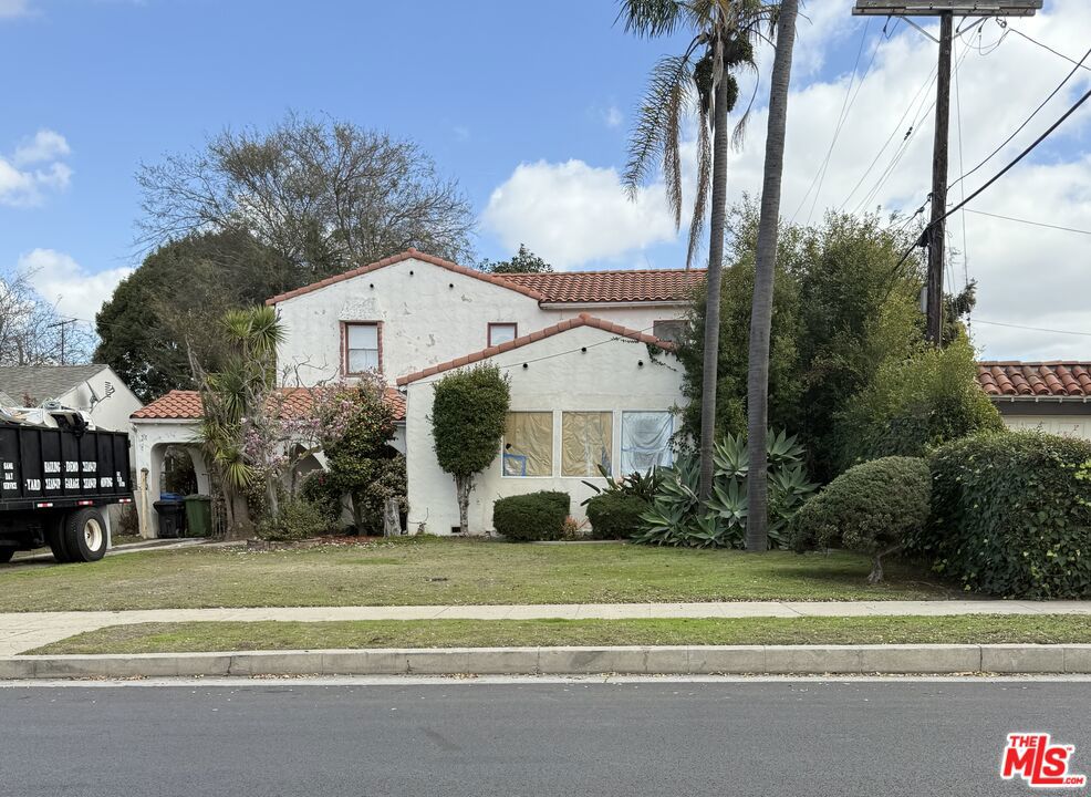 7830 S Victoria Avenue Property Photo
