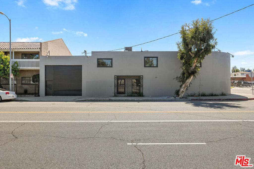 18536 Oxnard Street Property Photo 1