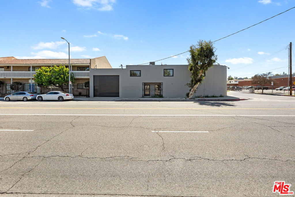 18536 Oxnard Street Property Photo 2
