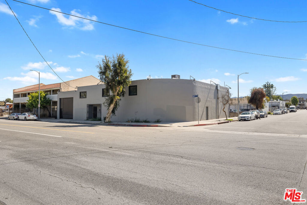 18536 Oxnard Street Property Photo 3