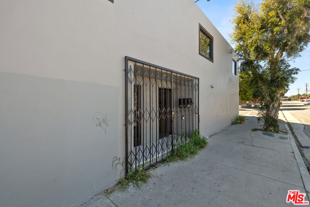 18536 Oxnard Street Property Photo 4