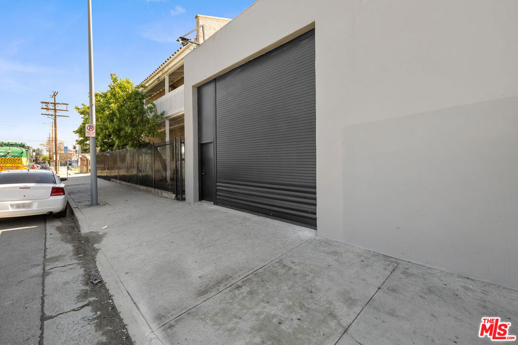 18536 Oxnard Street Property Photo 5