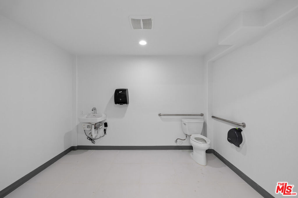 18536 Oxnard Street Property Photo 8