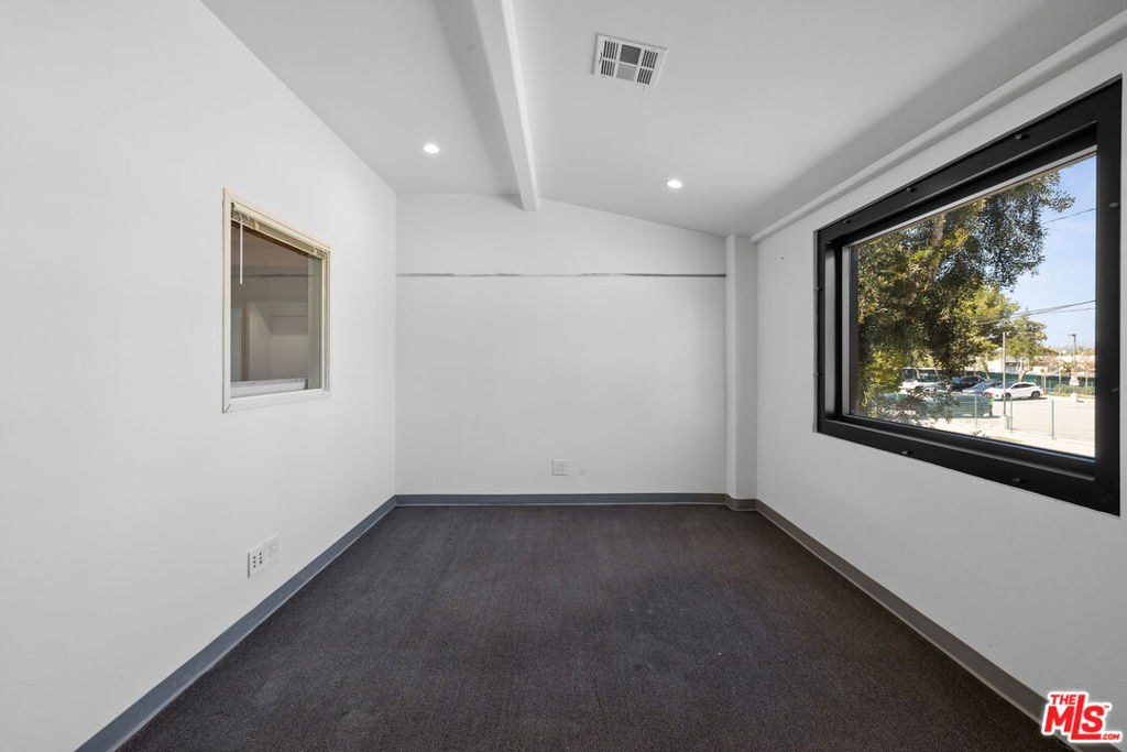 18536 Oxnard Street Property Photo 23