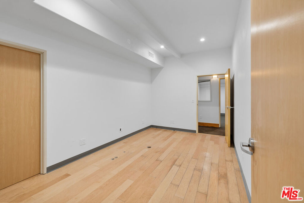 18536 Oxnard Street Property Photo 30