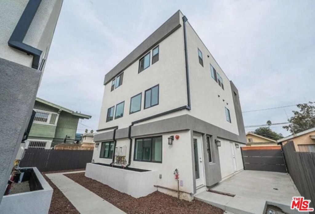 4110 1/2 S Normandie Avenue Property Photo