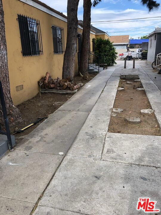 8504 S San Pedro Street Property Photo 6