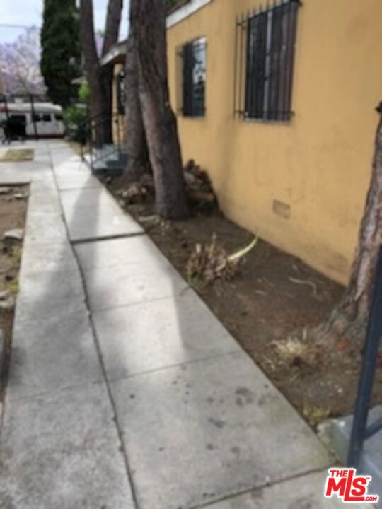 8504 S San Pedro Street Property Photo 9