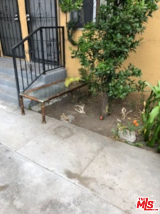 8504 S San Pedro Street Property Photo 10