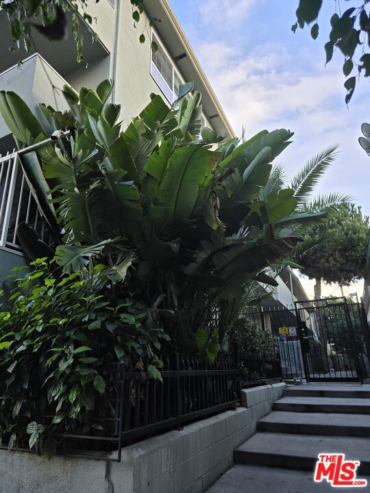 350 S Hobart Boulevard 6 Property Photo